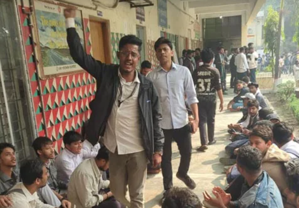 ১০ম গ্রেড ইস্যুতে ঢাকা পলিটেকনিকে বিক্ষোভ, পরীক্ষাবর্জনের ঘোষণা